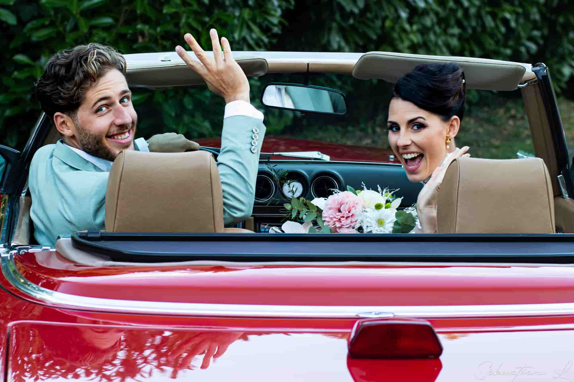 Mariée dans la voiture des mariés